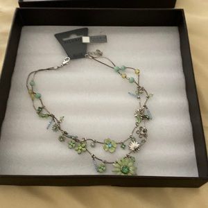 This a fashion necklace in light green color!!